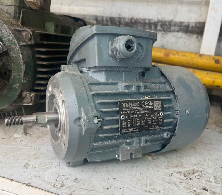 ikinci el elektrik motoru 2 adet biri redüktörlü sıfır motorlar 0.55kw 3000 devir tertemiz