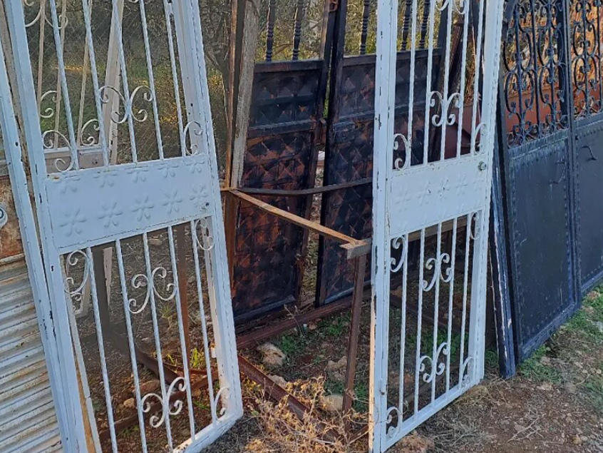 Çıkma hurda demir kapılar her türlü ikinci el kapı sürgülü demir kapı